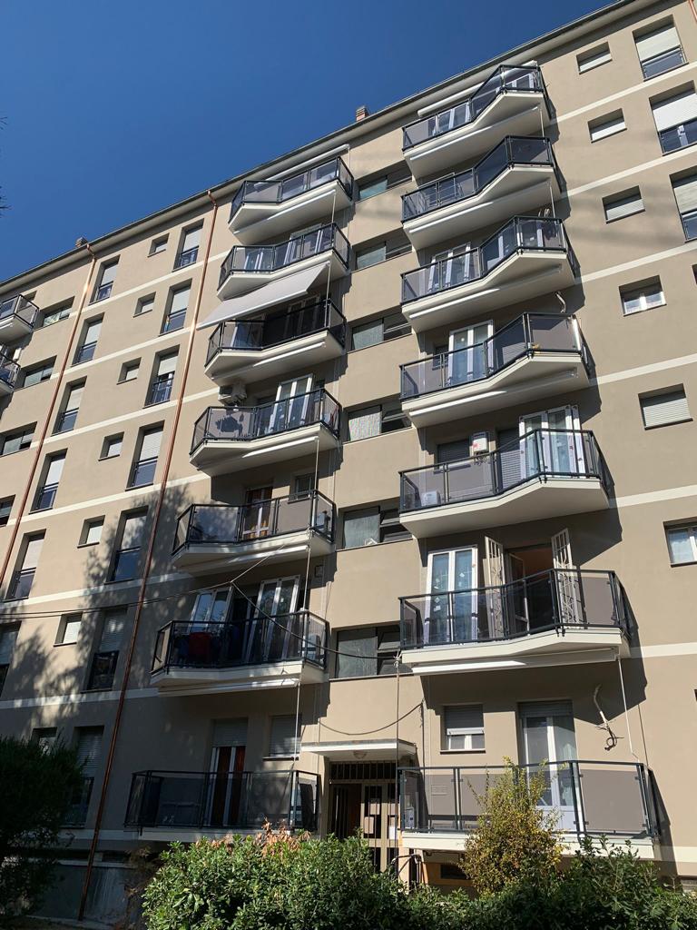 barriere e parapetto montati si balcone in condominio